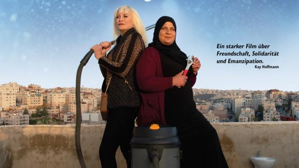 Das Filmplakat zu „Waterproof“ zeigt zwei Frauen vor einer Stadtkulisse und dem Titel des Films.