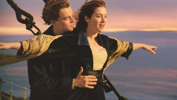 Leonardo DiCaprio und Kate Winselt in einer ikonischen Szene aus &quot;Titanic&quot;