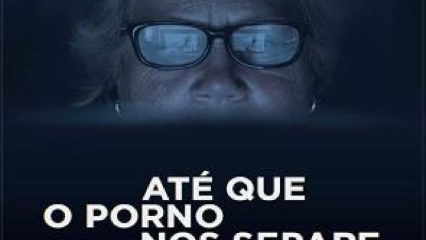 Das Filmplakat für „Até Que o Porno Nos Separe“ zeigt das Gesicht einer Frau mit Brille vor einem Bildschirm.