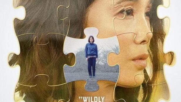 Das Filmplakat für „A Girl Missing“ zeigt das Gesicht einer Frau, das wie ein Puzzle zusammengesetzt ist.