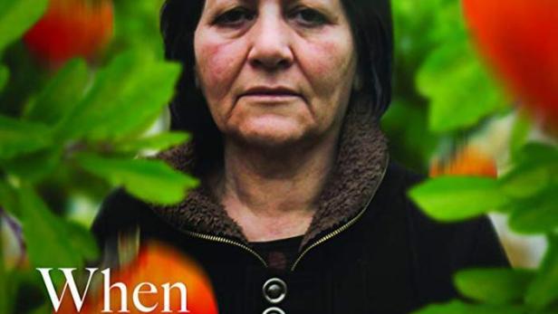 Das Filmplakat für „When The Persimmons Grew“ zeigt Maryam Naghiyeva vor einem Baum mit Kakifrüchten.