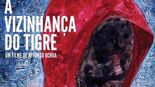 Das Filmplakat für „A Vizinhança do Tigre“ zeigt eine abstrakte, rot-blaue Malerei mit einer Figur in rotem Kapuzenpullover.
