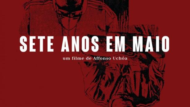 Das Filmplakat für „Sete Anos em Maio“ zeigt ein Porträt eines jungen Mannes in Rot- und Schwarztönen.