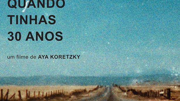 Das Filmplakat für „A Volta ao Mundo Quando Tinhas 30 Anos“ zeigt eine Straße, die in die Ferne führt.