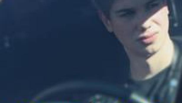 Ein Filmposter für „Das Vis-à-vis des Taxifahrers“ mit einem jungen Mann im Auto.