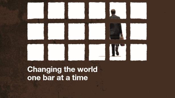 Das Filmplakat für „The Chocolate Case“ zeigt einen Mann, der durch ein Schokoladenraster geht.