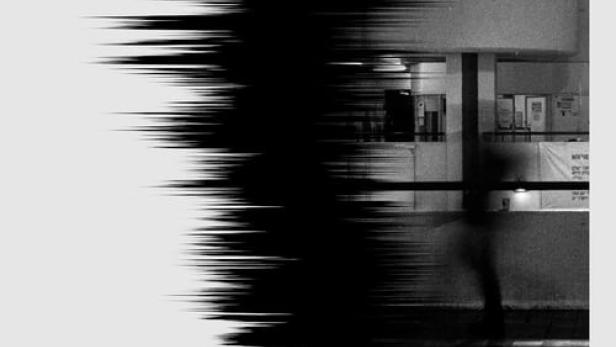 Das Filmplakat für „Central Bus Station“ zeigt eine städtische Innenaufnahme mit einer schwarzen, verzerrten Form.