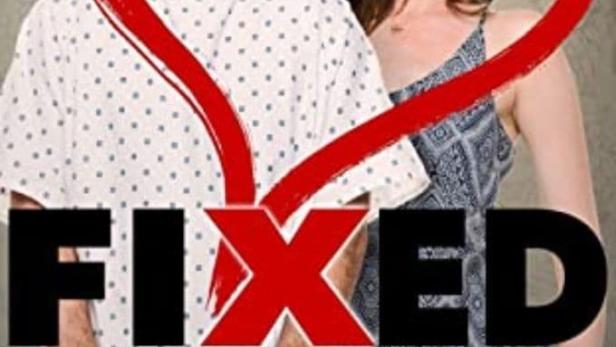 Das Filmplakat zu „Fixed“ zeigt einen Mann im Krankenhaushemd und eine Frau vor einem roten Herz.