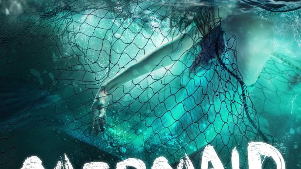 Das Filmplakat für „Mermaid Down“ zeigt eine Meerjungfrau, die in einem Fischernetz gefangen ist, mit einem Boot im Hintergrund.
