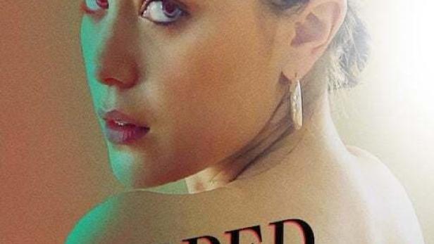 Das Cover des Films „Trapped Model“ zeigt eine junge Frau mit einem Ohrring.
