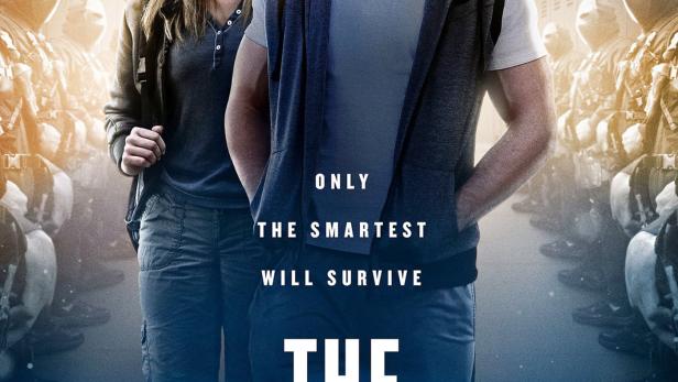 Das Filmplakat für „The Thinning“ zeigt zwei Jugendliche vor einer Reihe maskierter Personen.