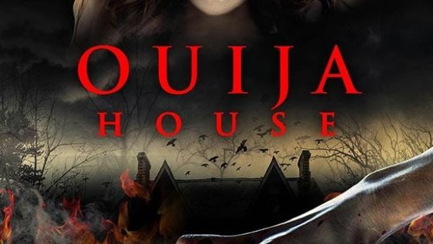 Das Filmplakat für „Ouija House“ zeigt drei Frauen und ein Ouija-Brett.