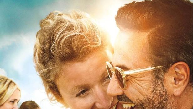 Das Filmplakat für „Chamboultout“ zeigt eine Nahaufnahme eines Paares und eine Gruppe von Freunden im Hintergrund.