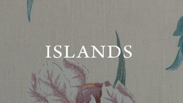 Blumenmuster mit Irisblüten und dem Wort „Islands“.