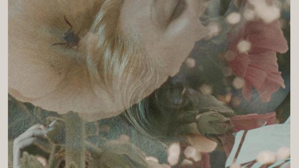 Das Filmplakat für „Plaisir“ zeigt überlagerte Porträts von Sophie Amieva, Eleanore Pienta und Alexandra Hollander.