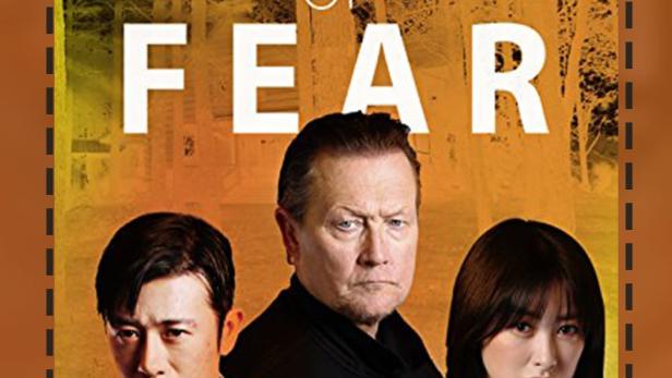 Das Filmplakat für „Edge of Fear“ zeigt drei Schauspieler vor einem Wald im Hintergrund.