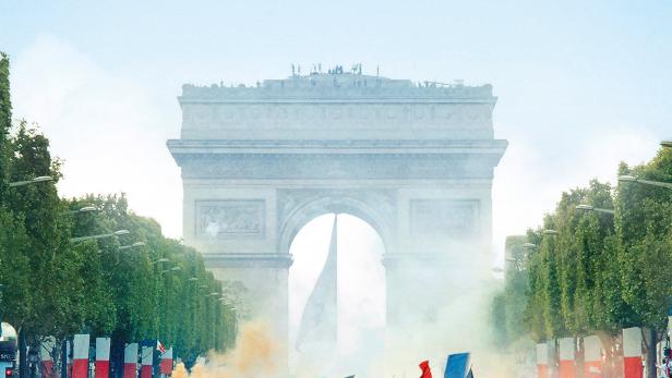 Das Filmplakat für „Die Wütenden – Les Misérables“ zeigt eine Menschenmenge vor dem Arc de Triomphe.