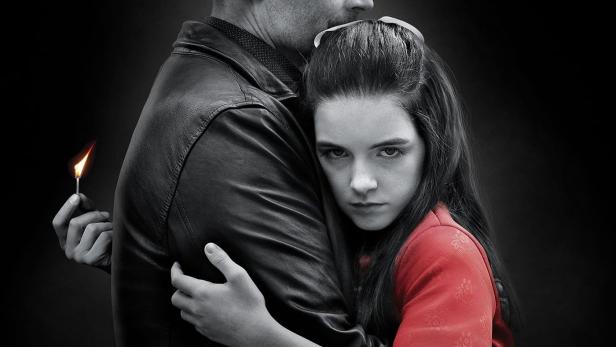 Ein Mann umarmt ein junges Mädchen, das einen Streichholz in der Hand hält, vor dem Hintergrund des Filmtitels „The Bad Seed“.