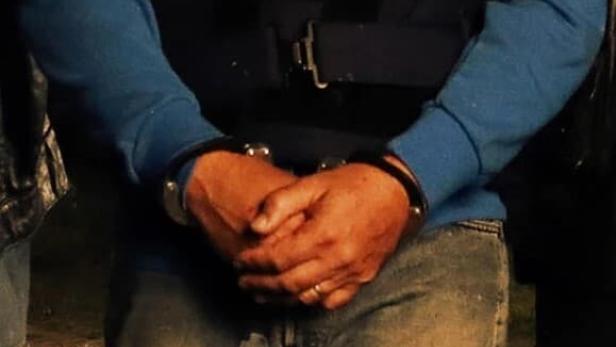 Das Filmplakat für „La Traque“ zeigt einen Mann in Handschellen.