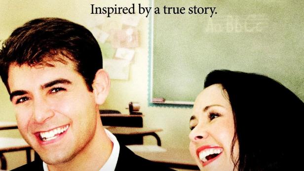 Das Filmplakat für „Front of the Class“ zeigt einen lächelnden Mann und eine Frau vor einer Schultafel.