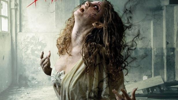 Das Filmplakat zu „Ouija: Experiment 4 – Dead in the Woods“ zeigt eine besessene Frau vor einem Ouija-Brett.