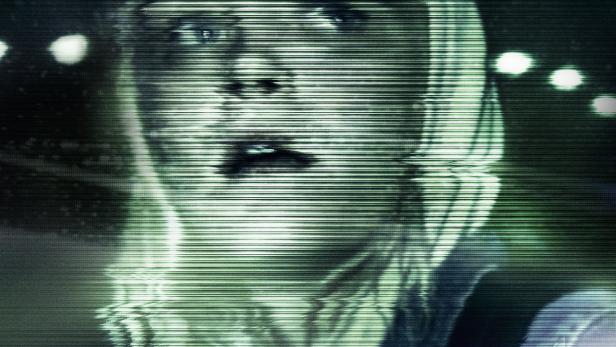 Das Filmplakat für „Phoenix Forgotten“ zeigt das Gesicht einer jungen Frau mit digitalem Rauschen.