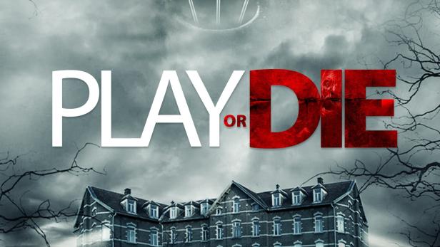 Das Filmplakat für „Play or Die“ zeigt eine unheimliche Maske über einem düsteren Gebäude, auf das zwei Personen zugehen.