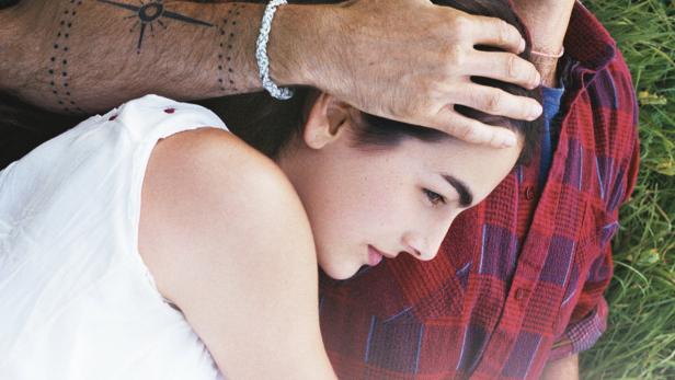 Daniel Day-Lewis und Camilla Belle liegen im Gras für den Film „The Ballad of Jack and Rose“.