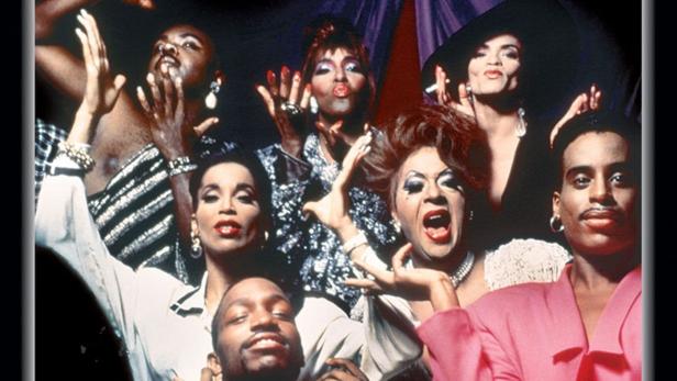 Das Filmplakat für „Paris Is Burning“ zeigt eine Gruppe von Drag Queens.