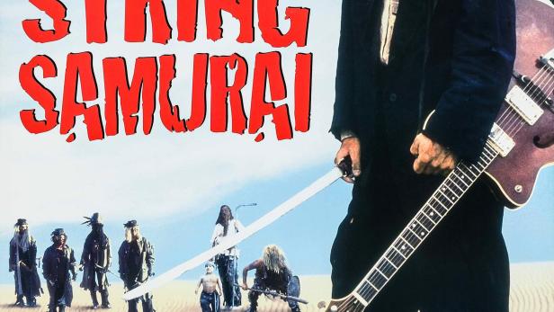 Das Filmplakat für „Six-String Samurai“ zeigt einen Gitarristen mit Schwert in einer Wüste.