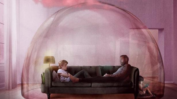 Ein Paar und ein Kind sitzen in einem Raum unter einer transparenten Kuppel, über ihnen rosa Wolken.