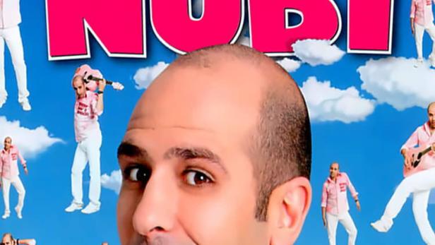 Das Filmplakat für „Cado dalle nubi“ mit Checco Zalone im Vordergrund.