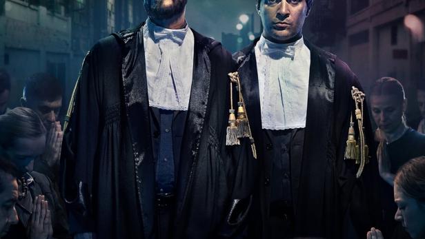 Das Filmplakat für „Rimetti a noi i nostri debiti“ zeigt Marco Giallini und Claudio Santamaria als Anwälte.