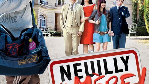 Das Filmplakat zu „Neuilly sa mère!“ zeigt einen Jungen vor einem Herrenhaus und einer Familie.