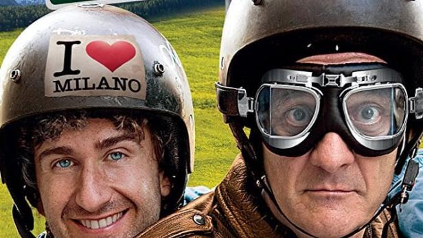 Das Filmplakat zu „Benvenuti al Nord“ zeigt zwei Männer mit Helmen vor einer Bergkulisse.