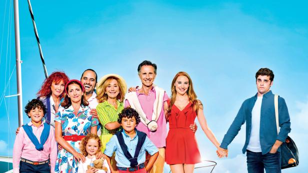 Das Filmplakat für „Ma Famille T'adore Déjà!“ zeigt eine Familie auf einem Steg am Meer.