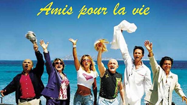 Das Filmplakat für „Les Bronzés 3: Amis pour la vie“ zeigt die Besetzung am Strand, die in die Luft winkt.