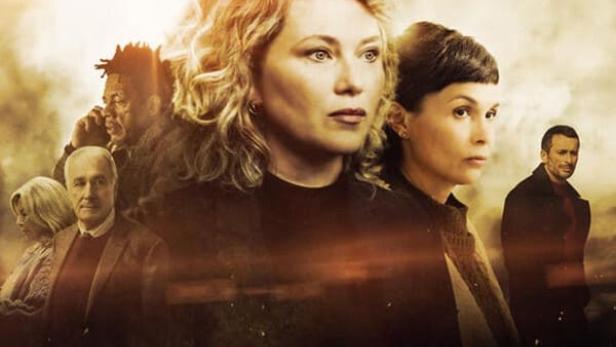 Das Filmplakat für „Gloria“ zeigt Barbara Schulz und Cécile Bois vor einem dramatischen Hintergrund.