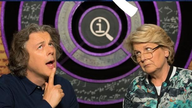 Zwei Personen sitzen vor einer Tafel mit Formeln und dem Logo der Sendung „Frag den Lesch“.