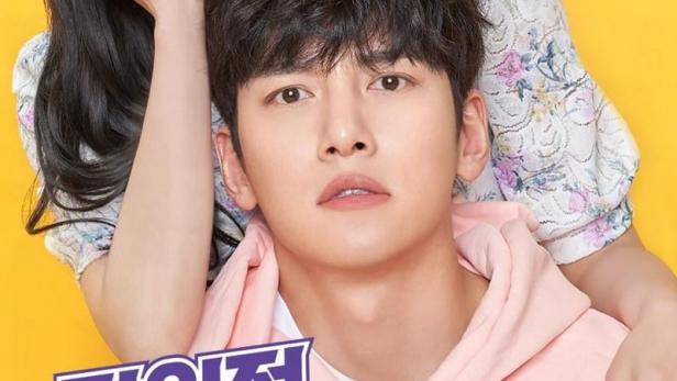 Ein Werbeplakat für die koreanische Fernsehserie „Convenience Store Saet Byul“ mit zwei Schauspielern.