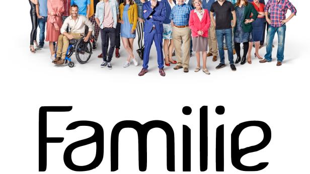 Eine vielfältige Gruppe von Menschen unterschiedlichen Alters steht zusammen; im Vordergrund steht das Wort „Familie“.