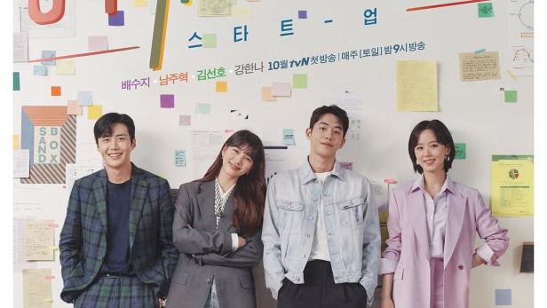 Das Poster für die koreanische TV-Serie „Start-Up“ mit vier Hauptdarstellern vor einer Wand voller Notizen.