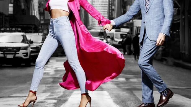 Heidi Klum und Tim Gunn überqueren eine Straße in New York für „Project Runway“.