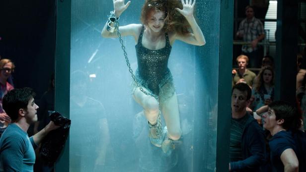 Beim Dreh von "Die Unfassbaren" wurde Isla Fisher in einem Wassertank unter Wasser gefesselt und sollte sich befreien. Dabei verhedderte sie sich in den Fesseln, konnte den Sicherheits-Knopf im Tank nicht erreichen und wäre beinahe ertrunken.