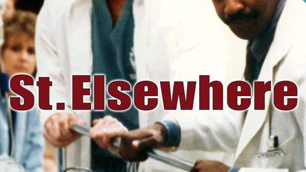 Zwei Ärzte schieben einen Patienten auf einer Trage im Krankenhaus.