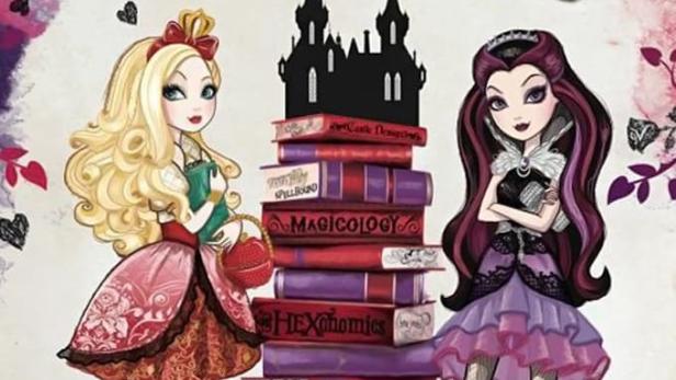 Apple White und Raven Queen, die Töchter von Schneewittchen bzw. der bösen Königin, stehen vor einem Bücherstapel von „Ever After High“.