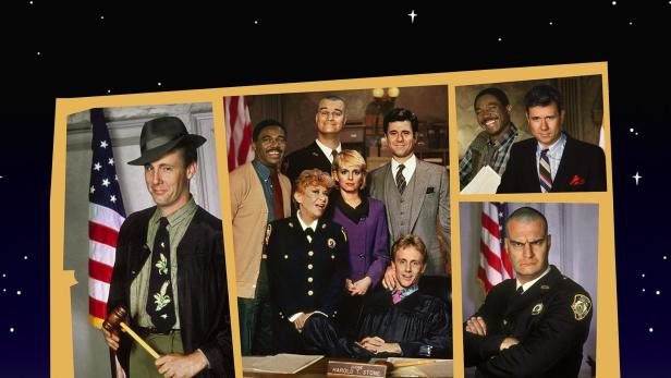Das Ensemble der Fernsehserie „Night Court“ vor einer nächtlichen Skyline.