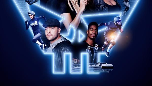 Das Poster für „The Challenge: Double Agents“ zeigt die Kandidaten und Action-Elemente vor einem blauen Hintergrund.