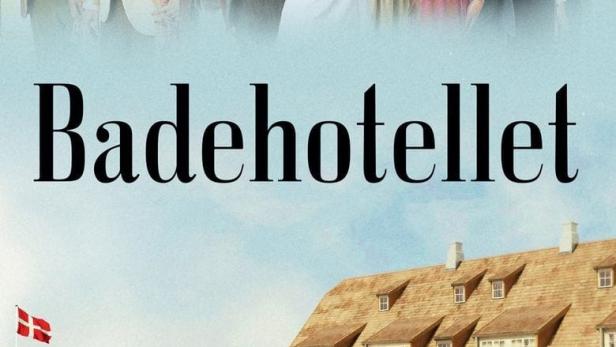Das Filmplakat für „Badehotellet“ zeigt die Besetzung vor einem Hotel an der Küste Dänemarks.