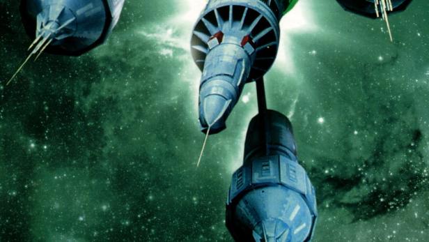 Ein blaues Raumschiff fliegt vor einem grünen Sternenhintergrund.